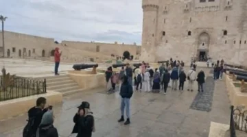 إقبال جماهيري واسع على قلعة قايتباي بالإسكندرية رغم استمرار التقلبات الجوية والأمطار